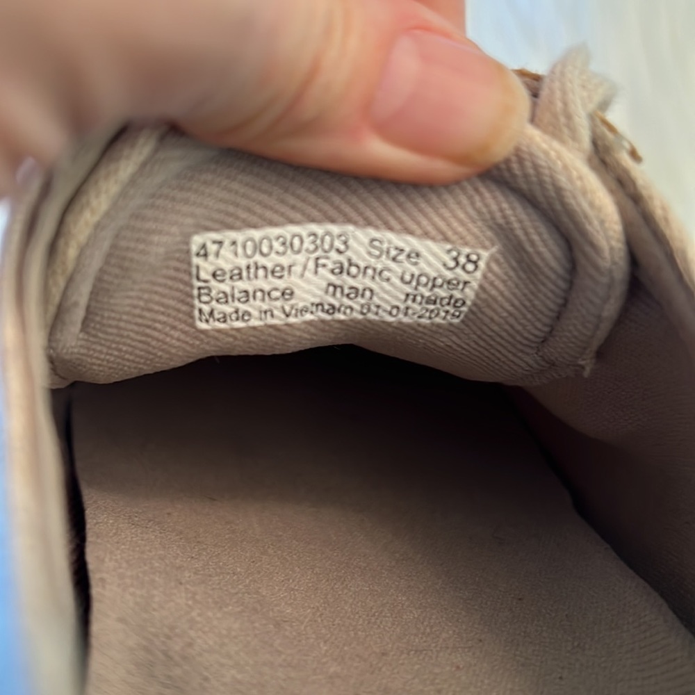 ⭐️ Dansko Oliso Tan/Cream Sneakers - Picture 9 of 11